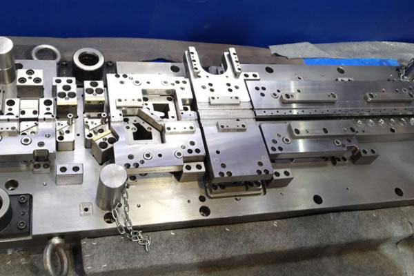 What is the effect of injection molding process conditions on the of products